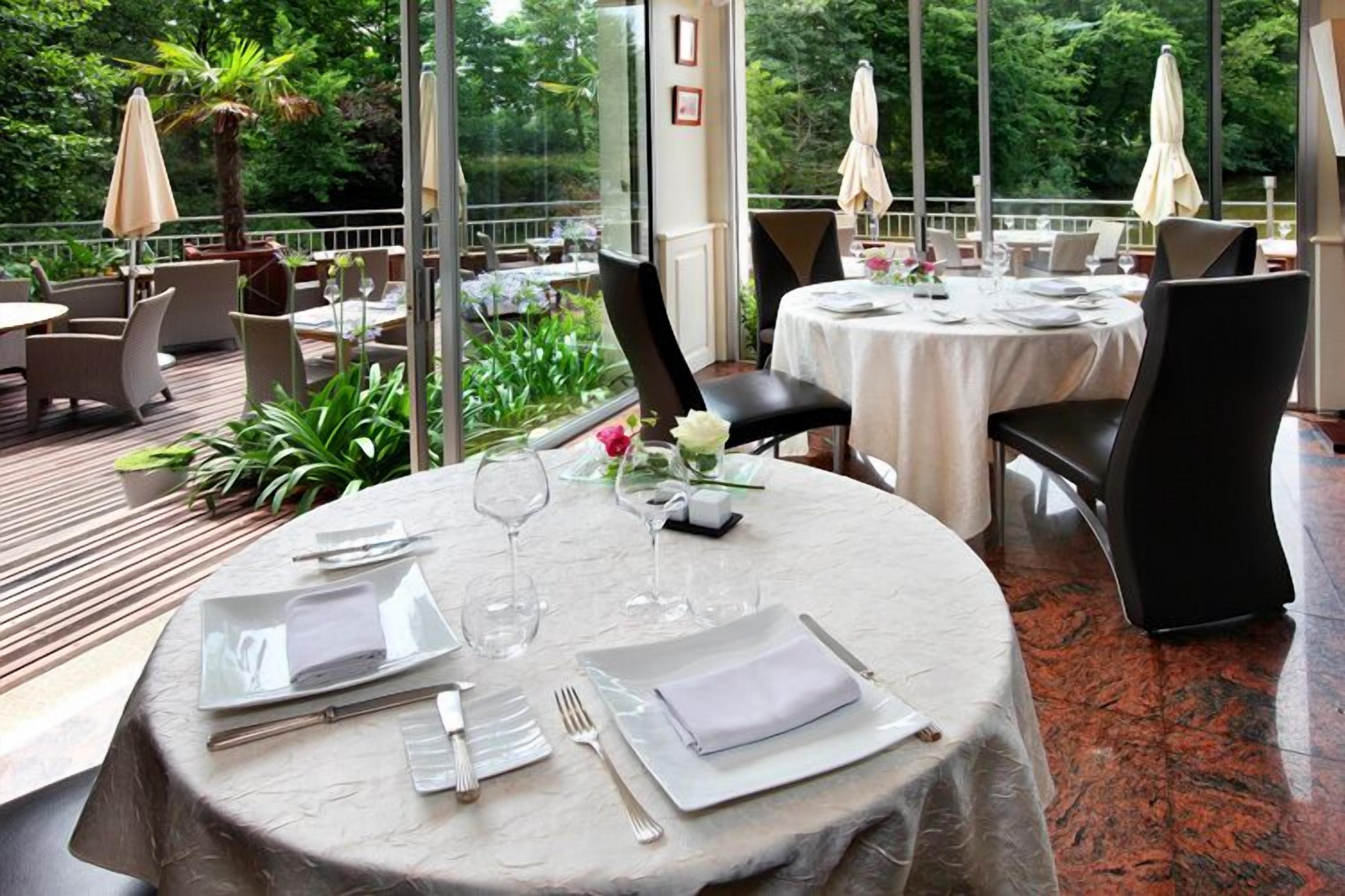 lunch, dinner served; seafood, al fresco dining