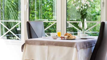 Breakfast (EUR 12.00 per person)