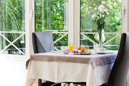 Desayuno (EUR 12.00 por persona)