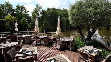 Lunch, dinner served; seafood, alfresco dining