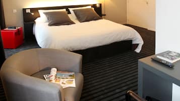 Premium bedding, desk, free cribs/infant beds, rollaway beds