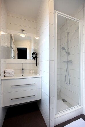 Bathtub, free toiletries, hair dryer, towels - Le Germinal (Cesson-Sevigne)