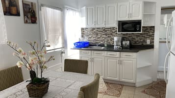 Deluxe Apartment, 4 Bedrooms, City View (No Topsheet / Towels / Paper Products) | In-room dining