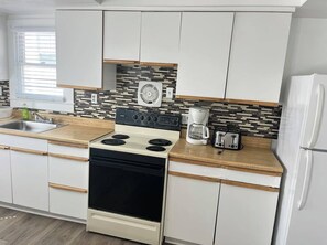 Departamento Deluxe, 3 habitaciones, vista al océano (No Topsheet / Towels / Paper Products) | Cocina privada | Refrigerador con congelador, microondas, horno y parrilla de estufa 