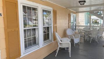 Appartamento Deluxe, 4 camere da letto, vista giardino (No Topsheet / Towels / Paper Products) | Terrazza/patio