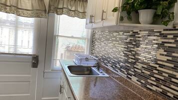 Full-sized fridge, microwave, oven, stovetop