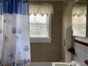 Lägenhet Deluxe - 2 sovrum - viss havsutsikt (No Topsheet / Towels / Paper Products) | Badrum | Badkar/dusch