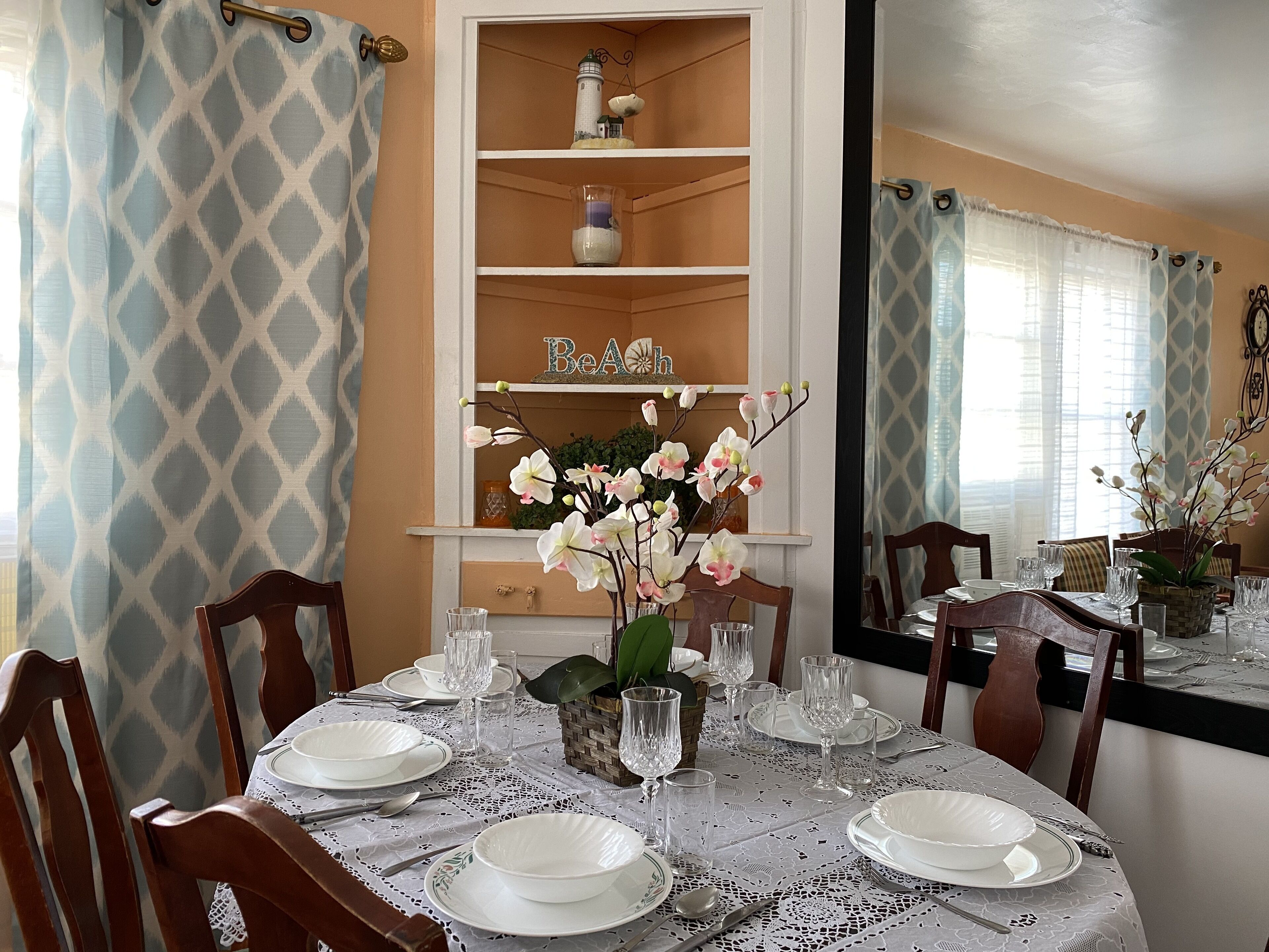 Deluxe Apartment, 2 Bedrooms, City View (No Topsheet / Towels / Paper Products) | In-room dining