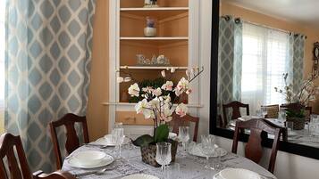 Deluxe Apartment, 2 Bedrooms, City View (No Topsheet / Towels / Paper Products) | In-room dining