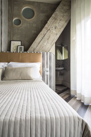 Junior Suite | Down comforters, free minibar items, desk, laptop workspace