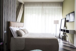 Down comforters, free minibar items, desk, laptop workspace - Serendipity Rooms (Milan)