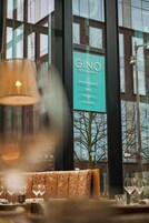 Letrero de restaurante de GINO D'ACAMPO que anuncia servicios como restaurante, bar, terraza y eventos.