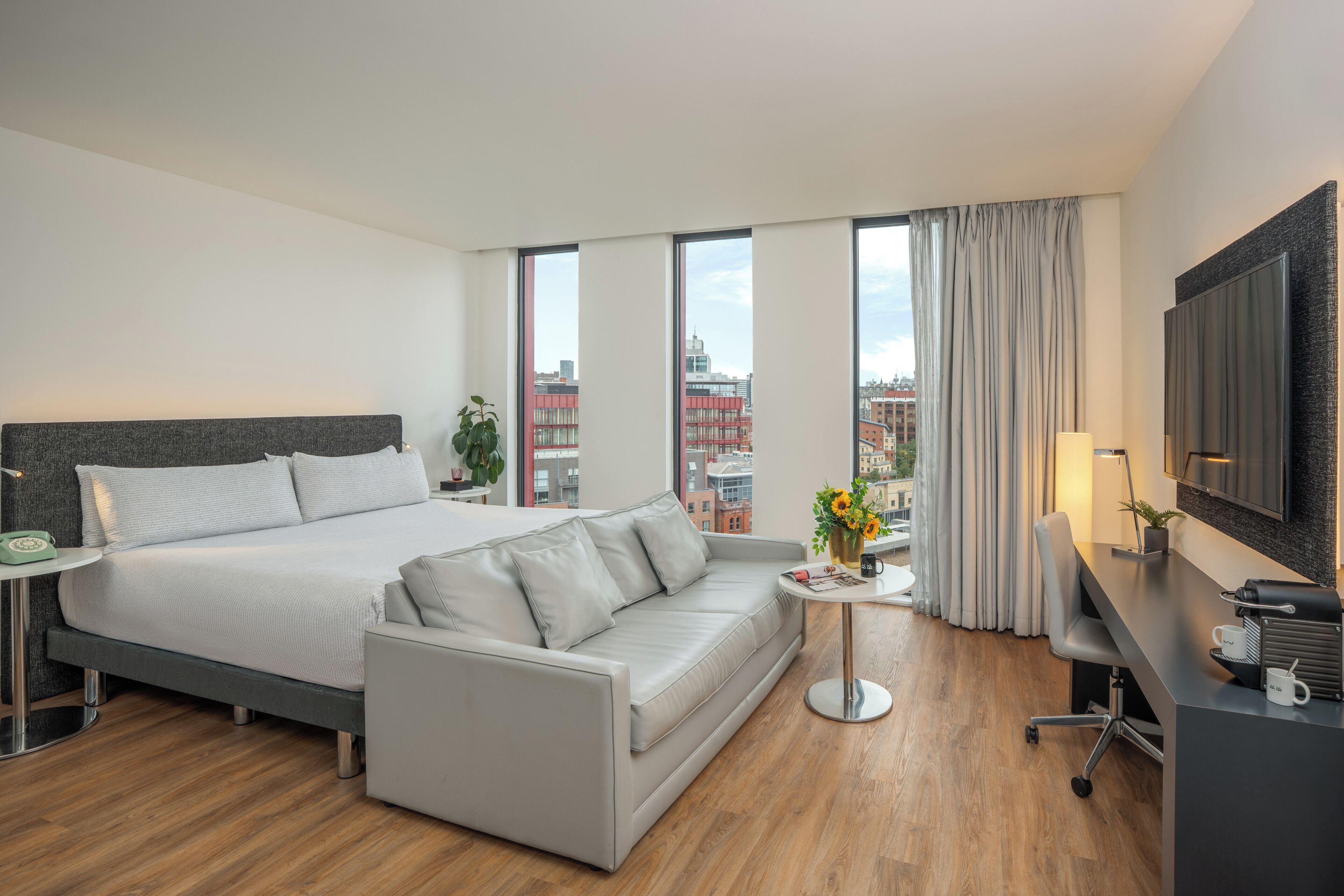 ミニバー (無料)、セーフティボックス (室内)、デスク、防音設備