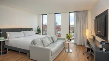 Een gratis minibar, een kluis op de kamer, een bureau