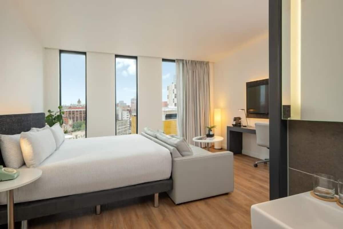 Minibar con artículos gratuitos y caja de seguridad en la habitación