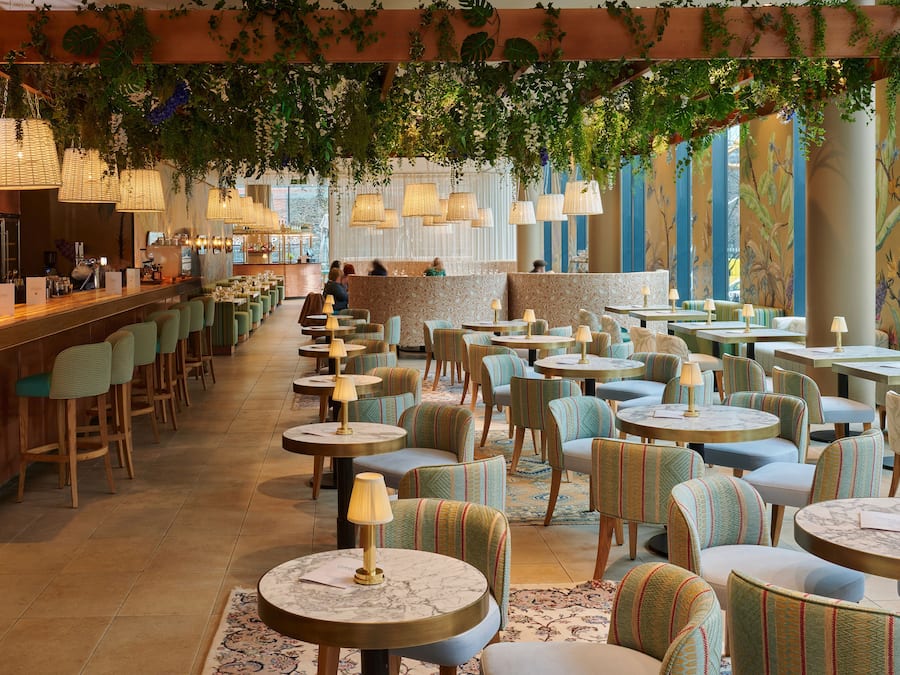 Breakfast, lunch, dinner served; Italian cuisine