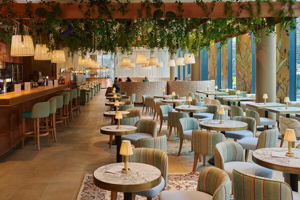 Breakfast, lunch, dinner served; Italian cuisine - INNSiDE by Meliá Manchester (Manchester)