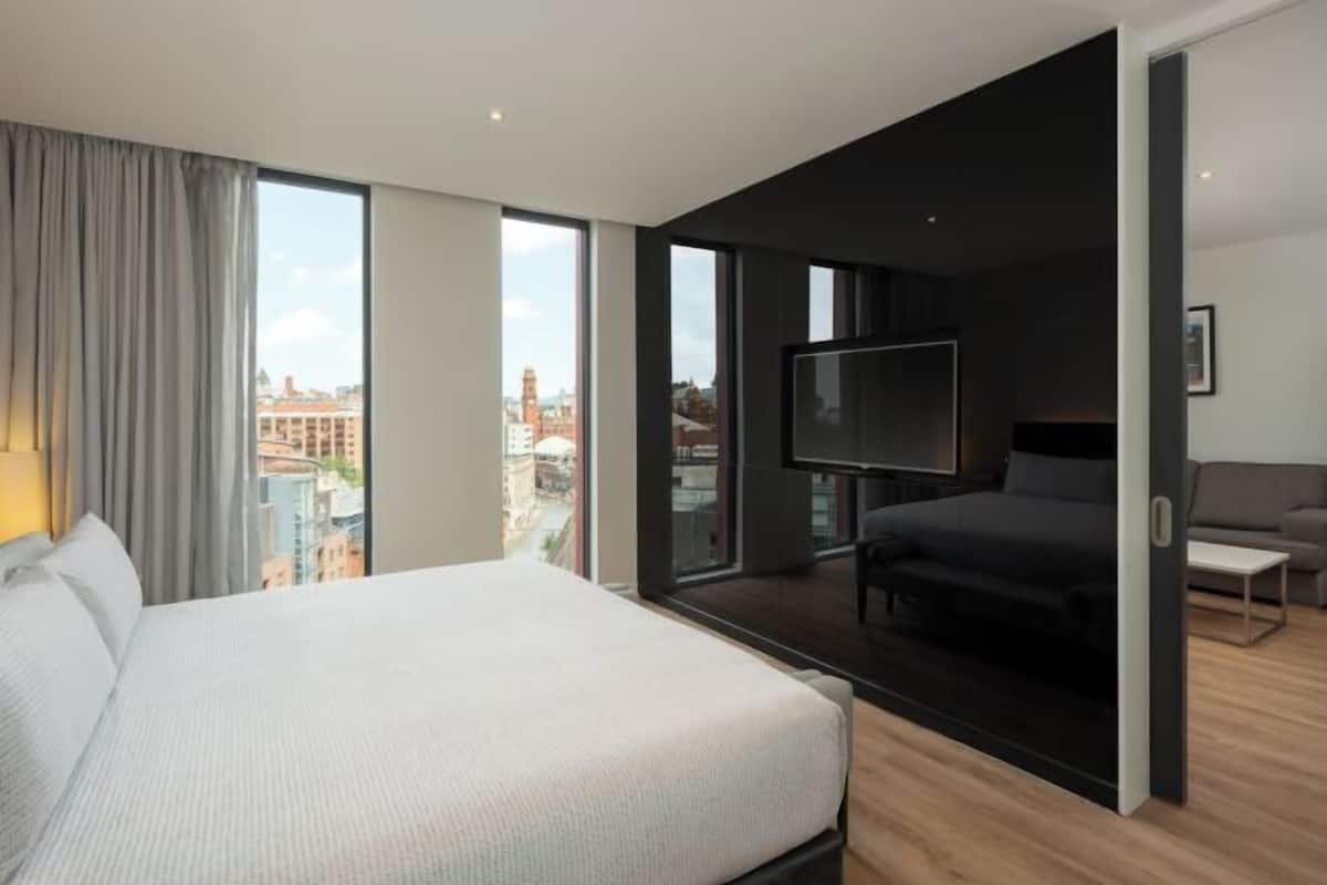 Free minibar, in-room safe, desk, soundproofing