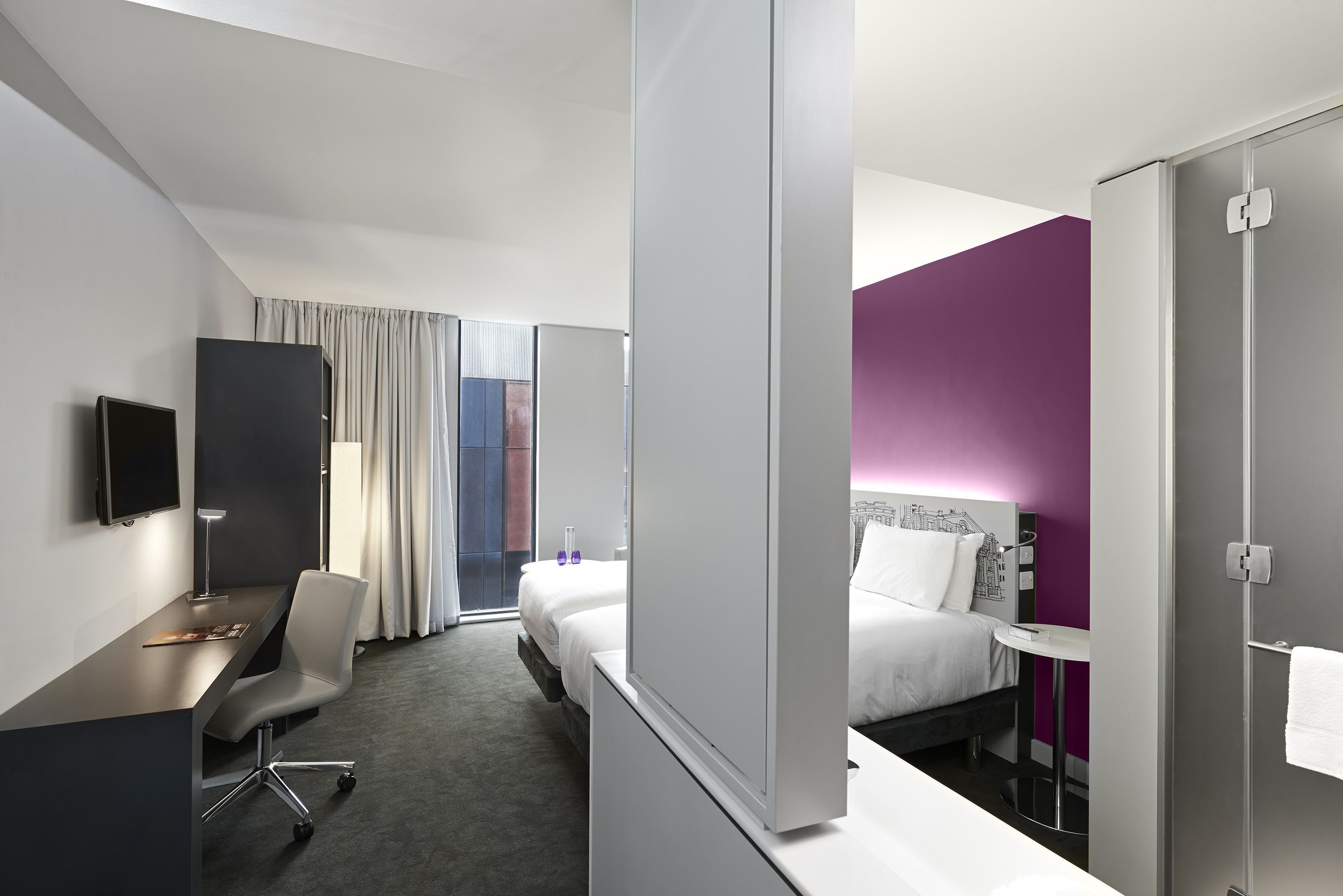 the innside room - twin bed | 1 bedroom, free minibar, in-room safe, desk