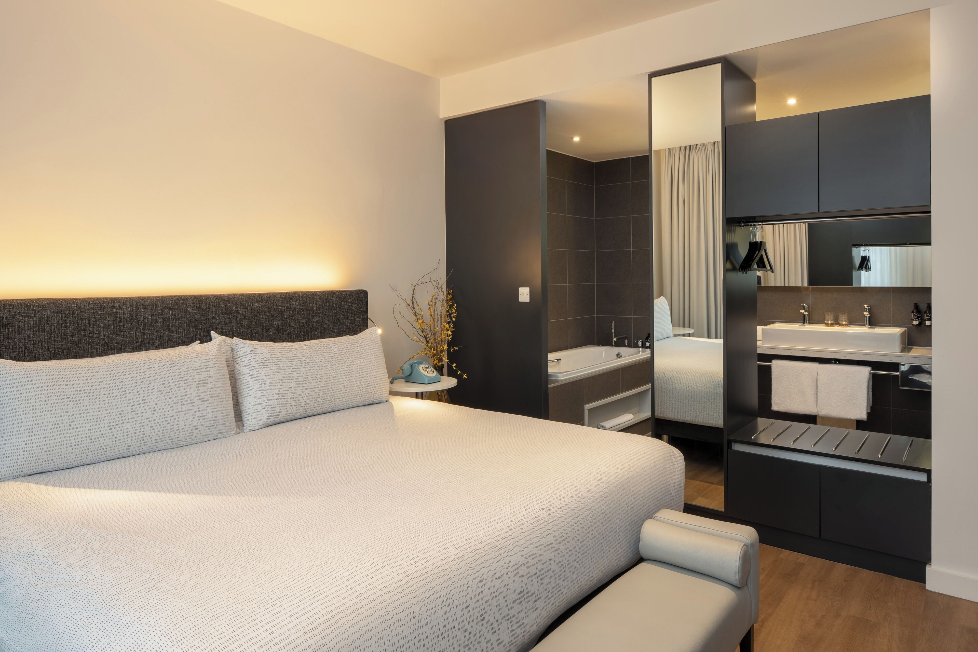 ミニバー (無料)、セーフティボックス (室内)、デスク、防音設備