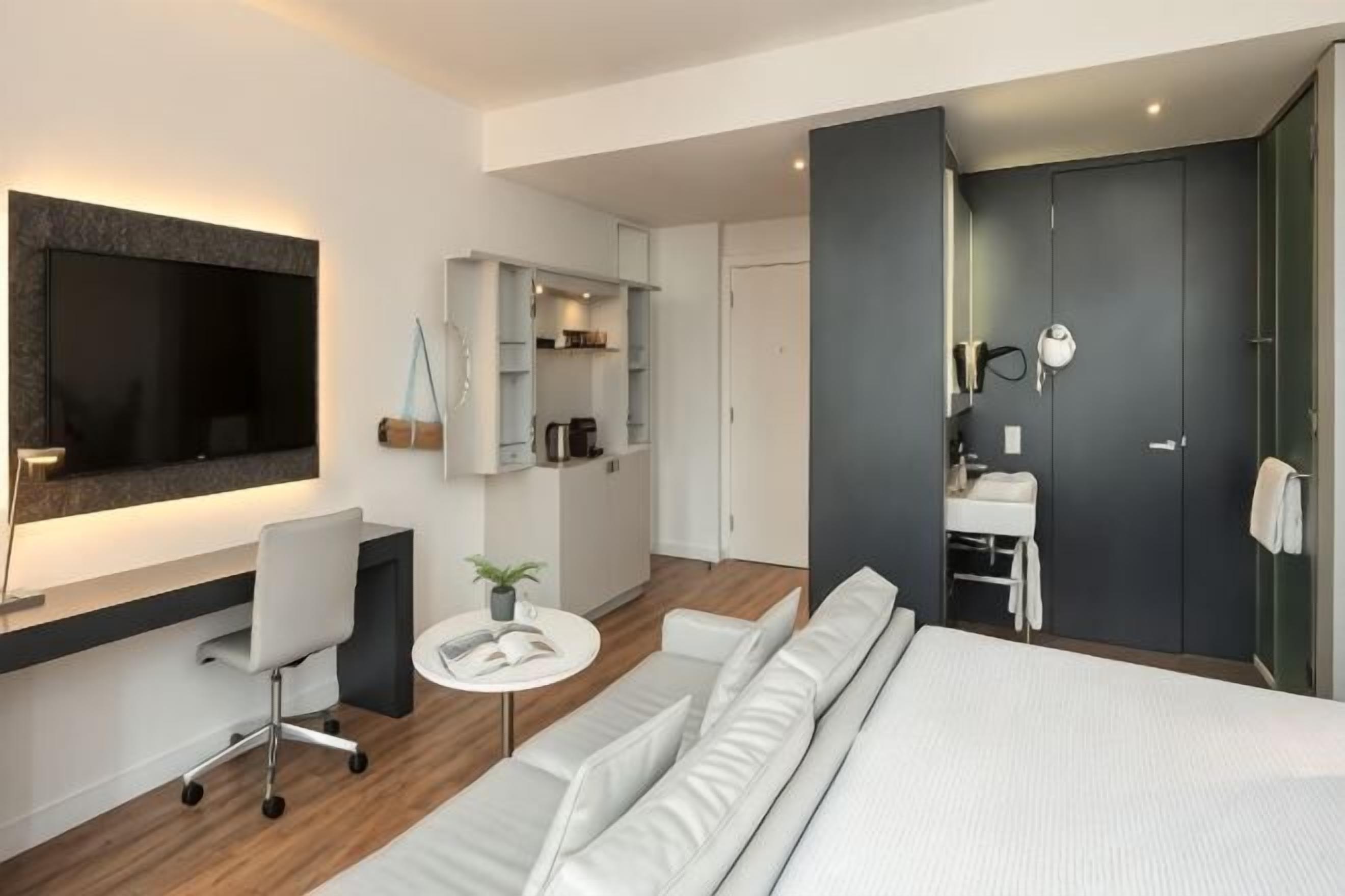 Free minibar, in-room safe, desk, soundproofing