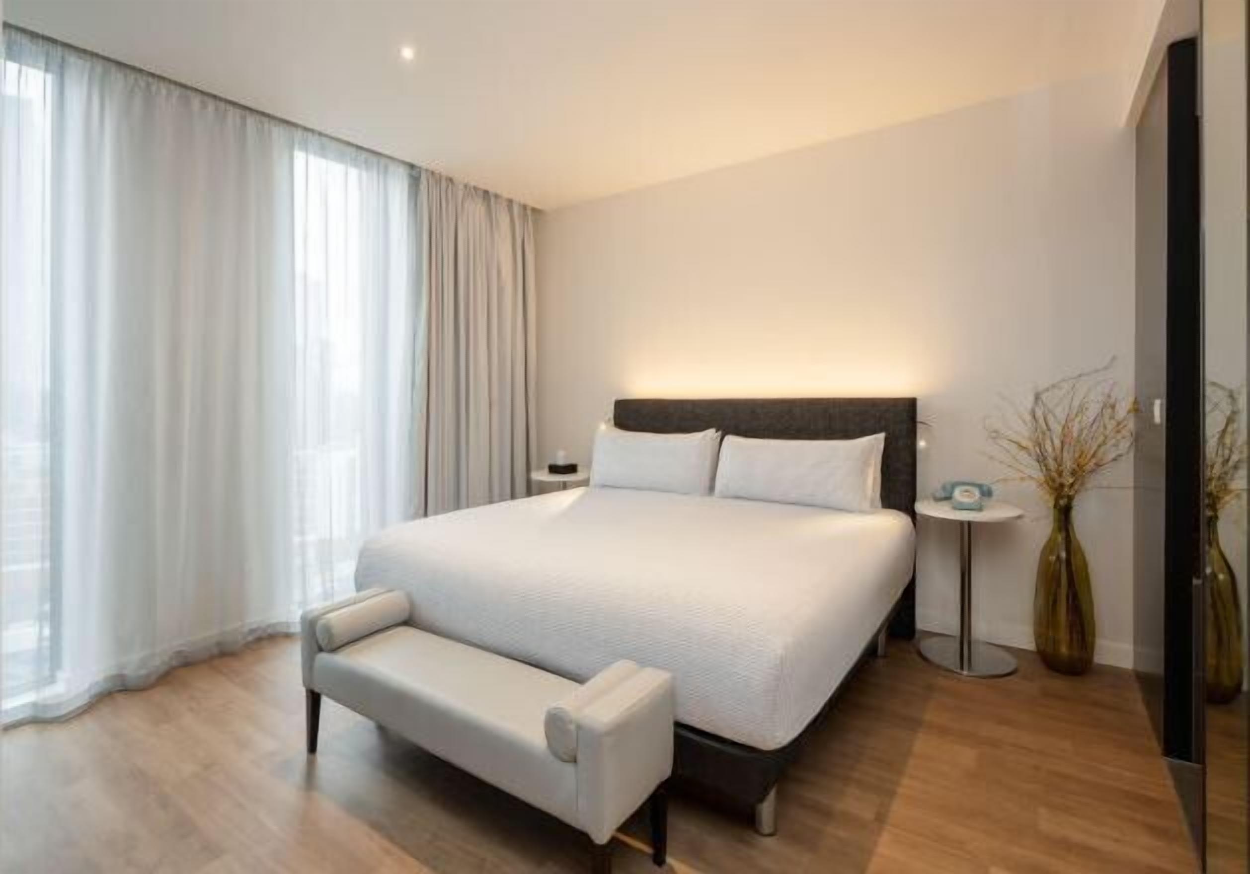 Minibar con artículos gratuitos y caja de seguridad en la habitación 