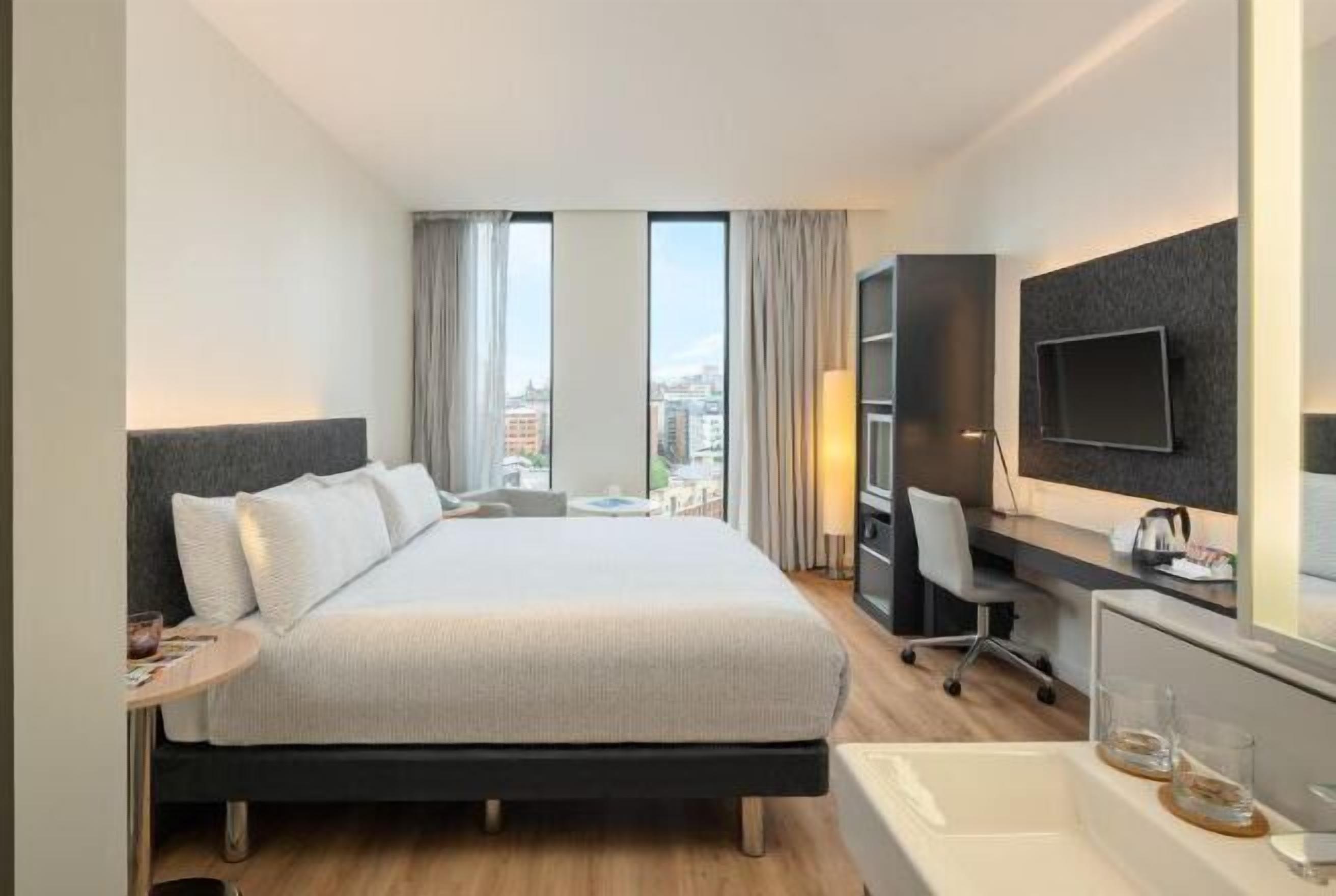 Minibar con artículos gratuitos y caja de seguridad en la habitación 