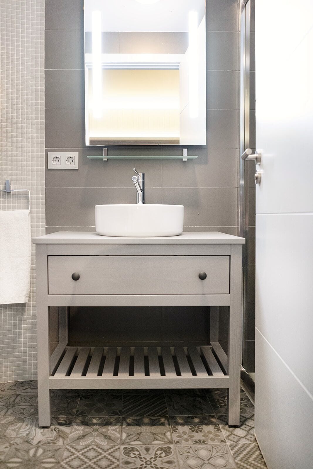 single room | bathroom | shower, free toiletries, hair dryer, towels