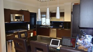 Apartemen, 3 kamar tidur | Dapur kecil pribadi | Lemari es dan microwave (berdasarkan permintaan)