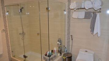Apartment, 3 Bedrooms | Bathroom | Shower, hair dryer