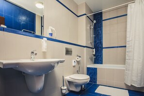 Kostenlose Toilettenartikel, Haartrockner, Handtücher