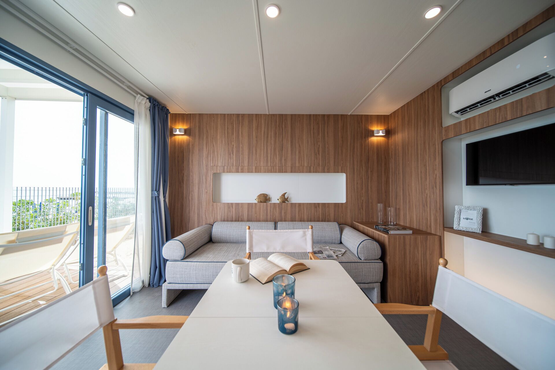 Mobile Home Deluxe, 2 chambres, animaux de compagnie acceptés, vue mer | Coin séjour | Télévision de 28 pouces avec chaînes numériques