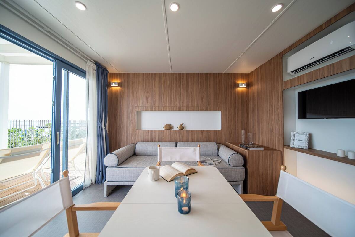 Mobile Home Deluxe, 2 chambres, animaux de compagnie acceptés, vue mer | Coin séjour | Télévision de 28 pouces avec chaînes numériques