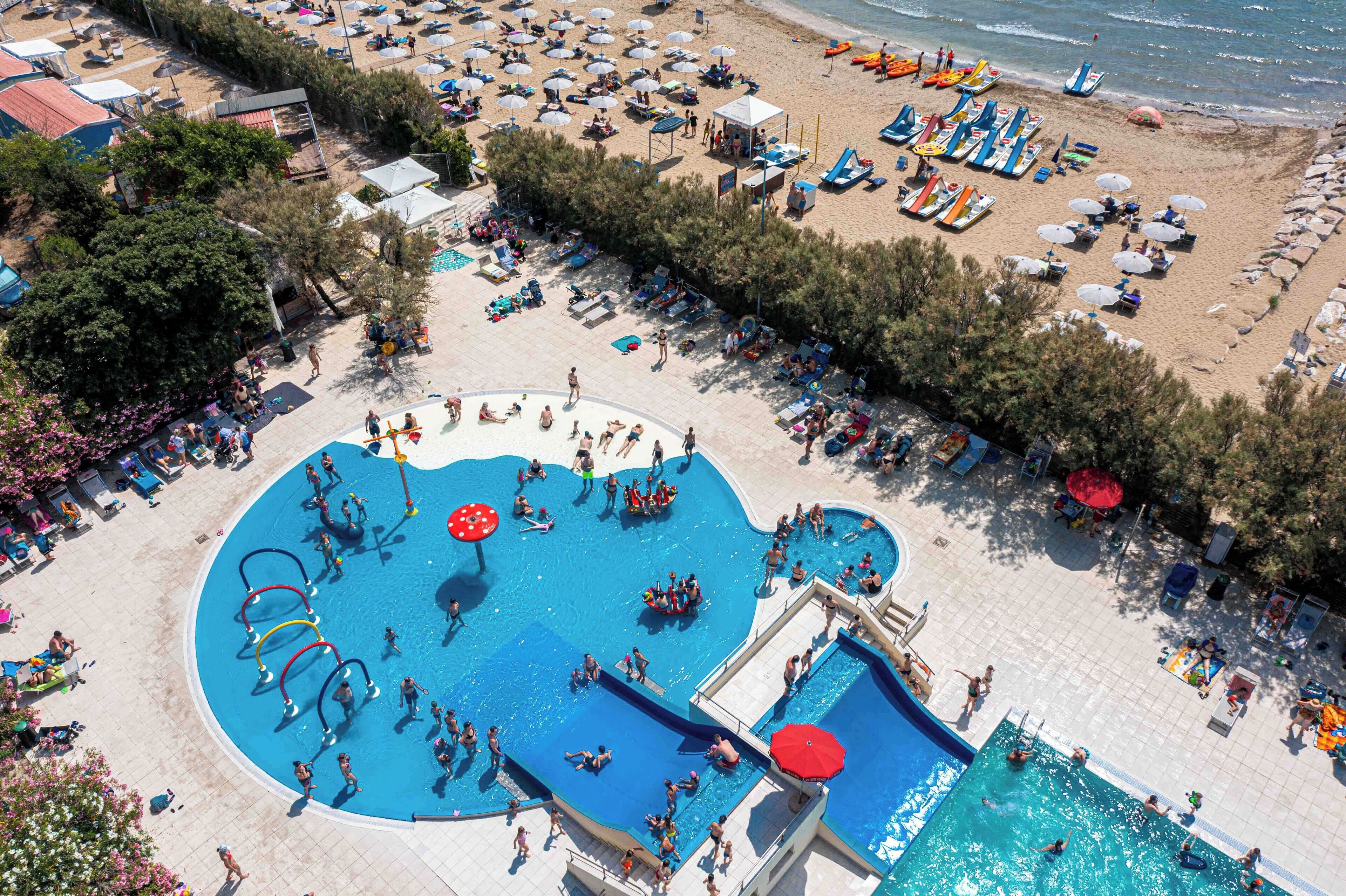 4 座室外游泳池