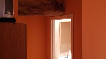 Eenpersoonskamer | Badkamer | Een bad/douchecombinatie, een haardroger, handdoeken