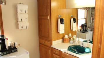 Room | Bathroom | Combined shower/tub, hair dryer, towels, soap