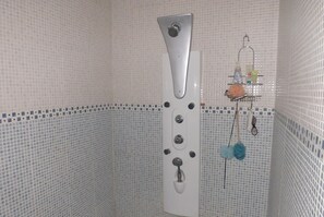 Villa, 4 Schlafzimmer, eigener Pool | Dusche im Bad