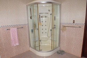 Villa, 4 chambres, piscine privée | Douche de la salle de bain