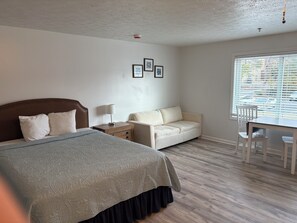 Junior Suite, 1 Double Bed with Sofa bed | Bathroom | Free toiletries, hair dryer, towels - Grand Beach Inn (Old Orchard Beach)