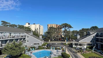 室外游泳池,恒温泳池,日光浴躺椅
