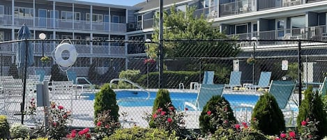 Ulkouima-allas, lämmitetty uima-allas, aurinkotuoleja