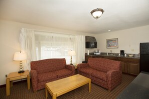 مكتب ومساحة عمل للكمبيوتر المحمول وستائر تعتيم ومكواة/لوح كي