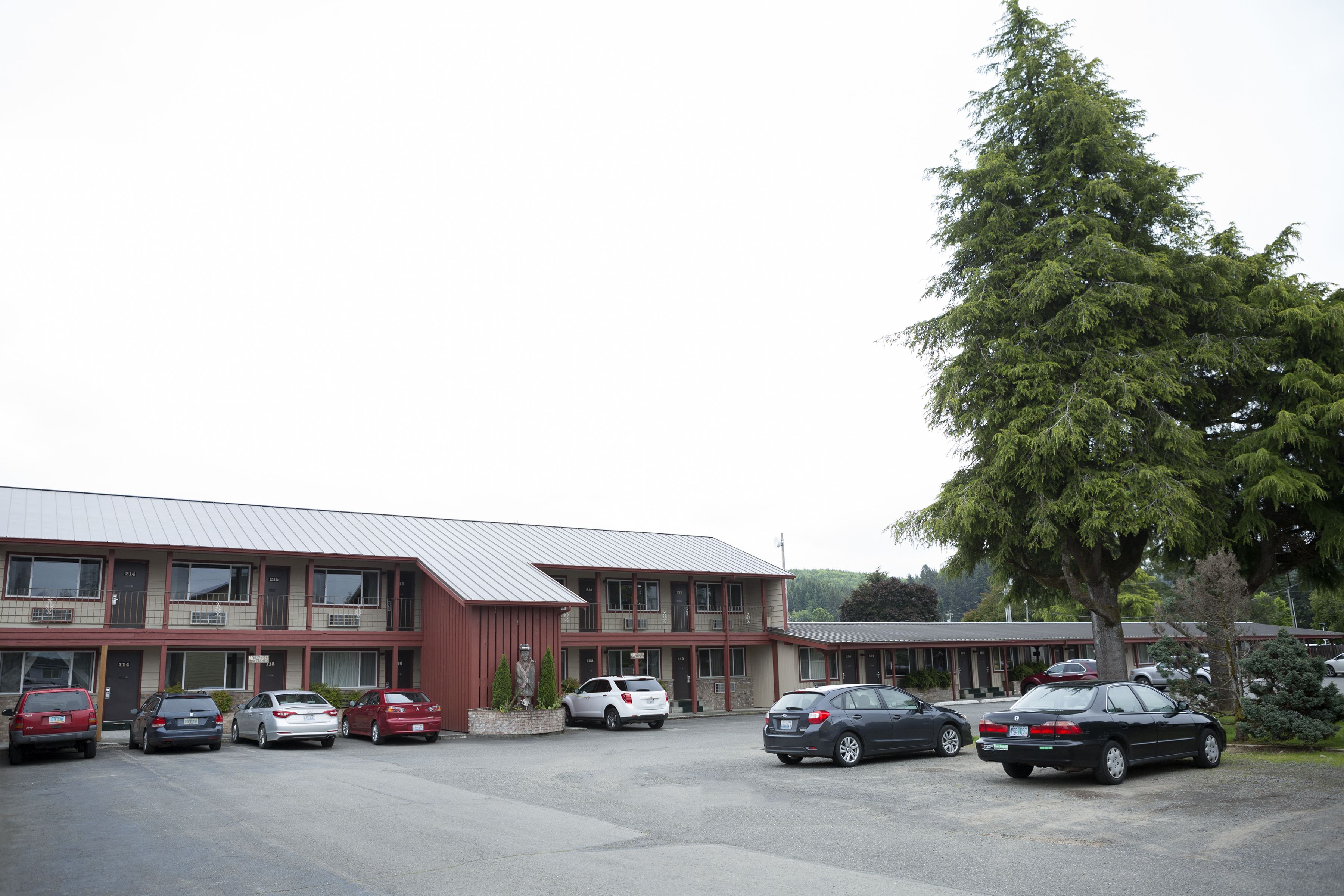Un edificio a più piani con un parcheggio.