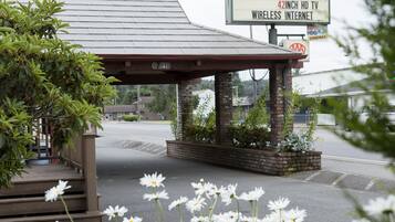 A motel sign with amenities like office, vacancy, 42-inch HD TV, wireless internet, and HBO cinema.