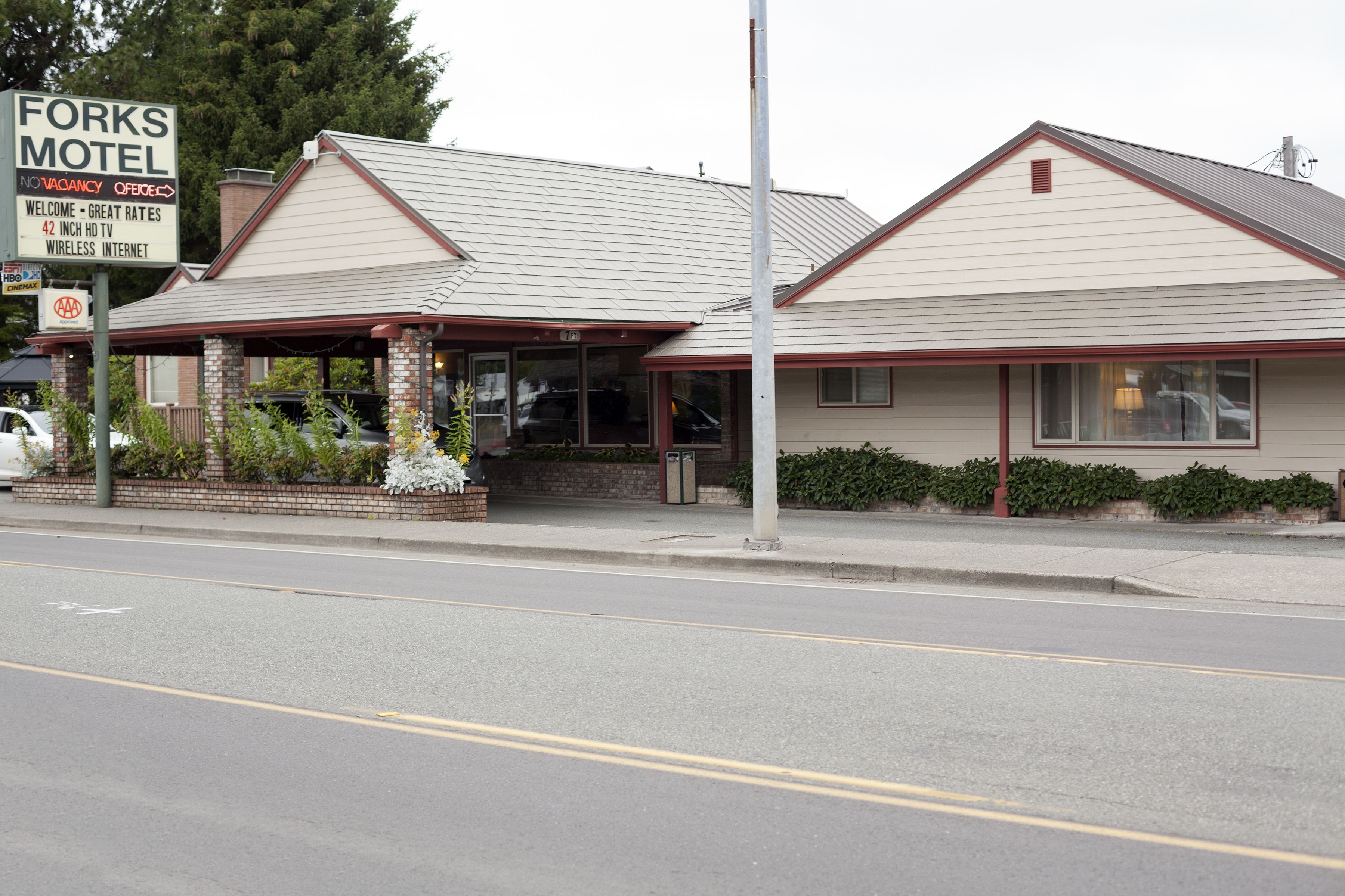 Un motel con un letrero publicitando un televisor HD de 42 pulgadas e internet inalámbrico.