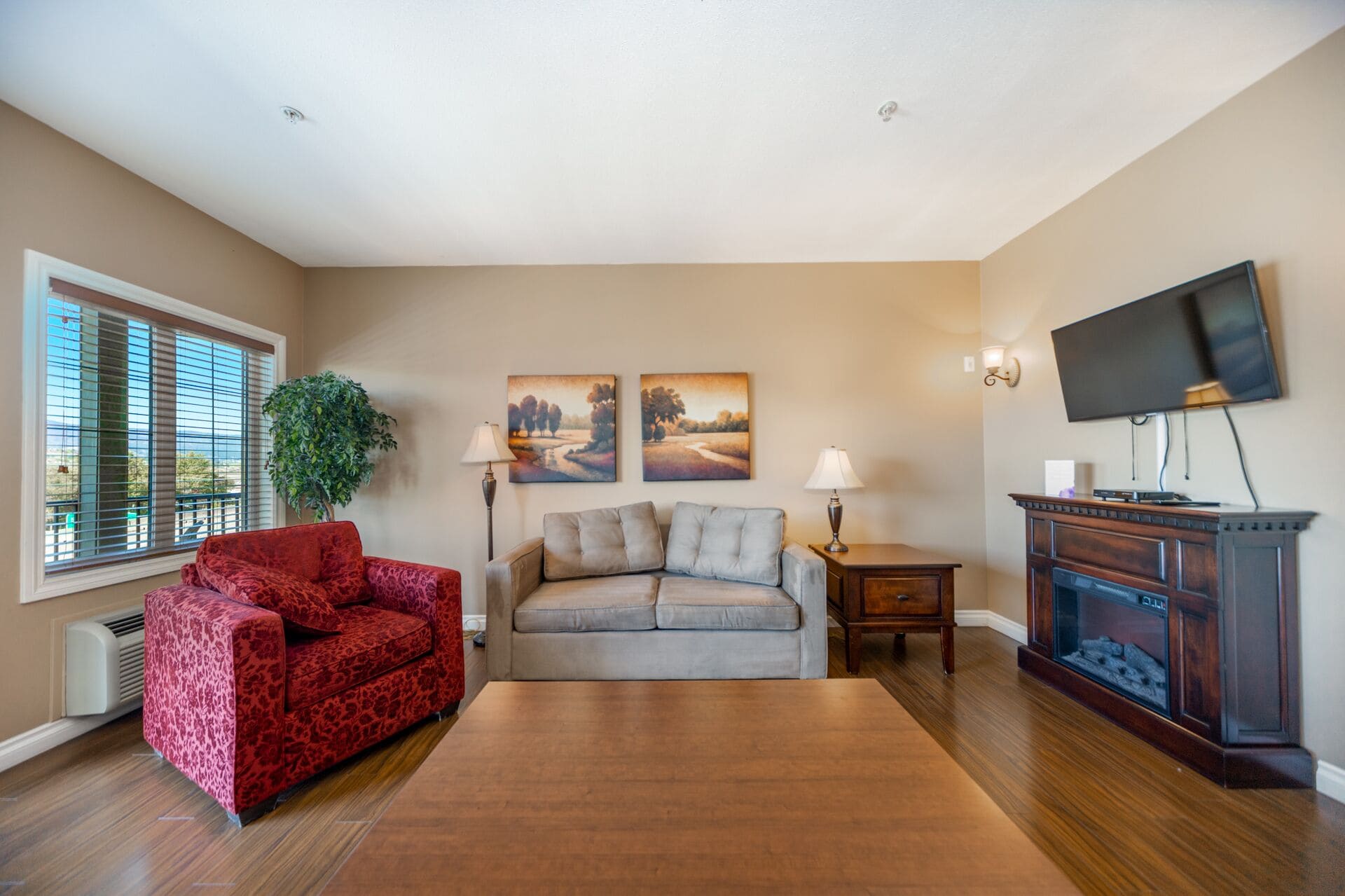 king deluxe suite | premium bedding, iron/ironing board, free wifi, bed sheets