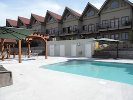 Piscina externa sazonal, guarda-sóis, espreguiçadeiras