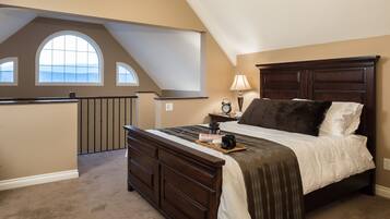 King Executive Suite | Premium bedding, iron/ironing board, free WiFi, bed sheets