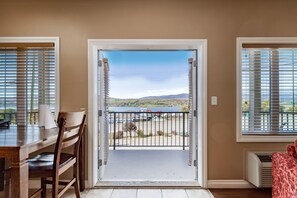 豪華開放式套房, 1 張特大雙人床 (King Deluxe Suite) | 高級寢具、熨斗/熨衣板、免費無線上網、床單