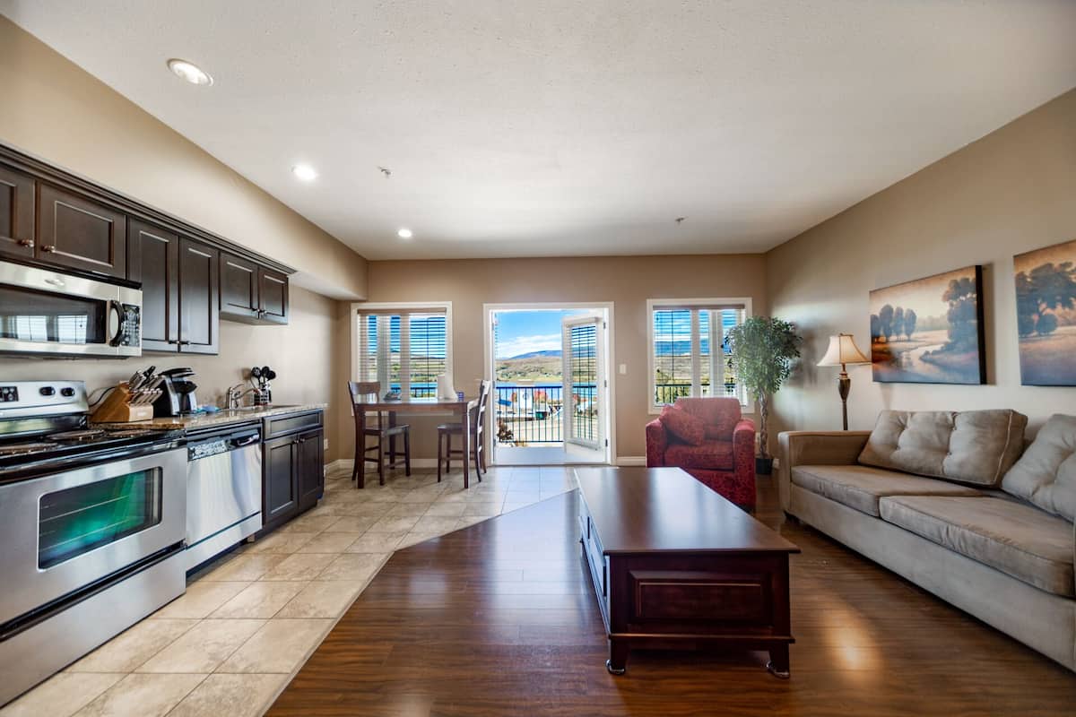 king deluxe suite | premium bedding, iron/ironing board, free wifi, bed sheets